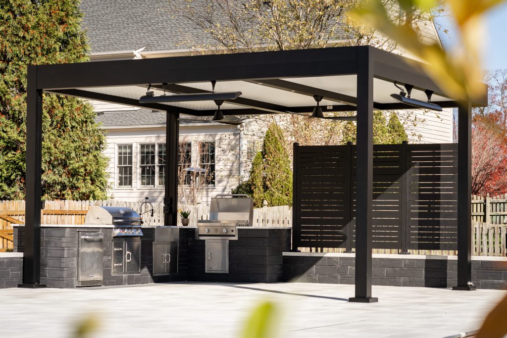 Contrôle domotique sur smartphone pour pergola bioclimatique et moustiquaires automatisées installées par Automansions au Québec.