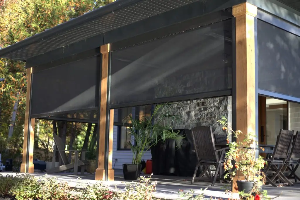 Moustiquaire motorisé AUTOMANSIONS - Magog - AUTOMANSIONS - AUTOMANSIONS Moustiquaire motorisée MagnaTrack installée sur une pergola au bord du lac Memphrémagog à Magog