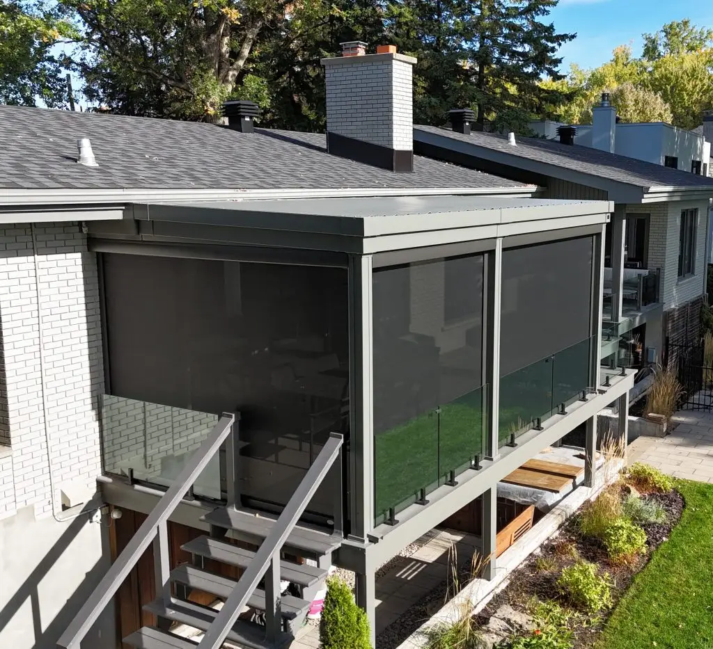 Moustiquaire motorisée MagnaTrack sur pergola en bord de l'eau à Boisbriand, Rive-Nord de Montréal