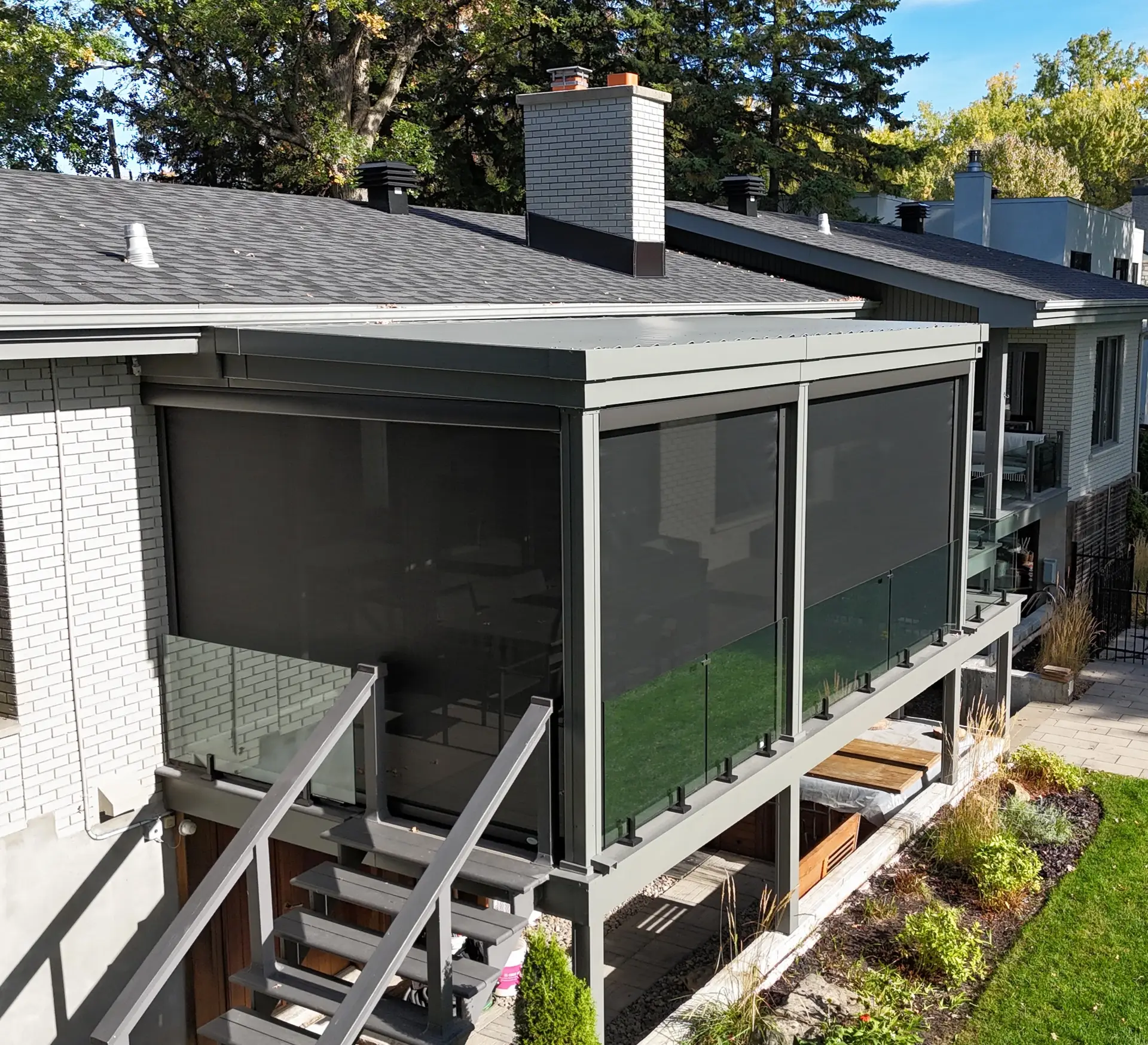 Moustiquaire Motorisée et Valeur Immobilière - AUTOMANSIONS - AUTOMANSIONS - AUTOMANSIONS Moustiquaire motorisée MagnaTrack sur pergola en bord de l'eau à Boisbriand, Rive-Nord de Montréal